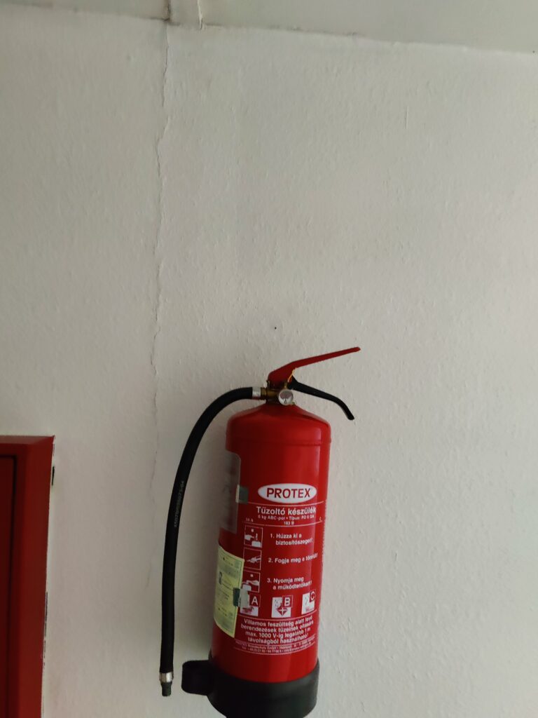Tűzoltó készülék hiányzó biztonsági jel